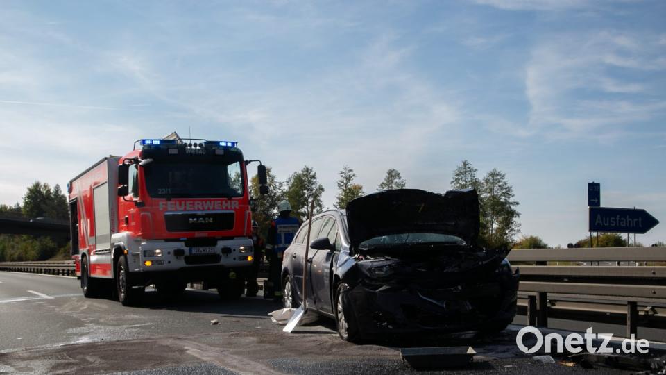 LKW kracht in Baustellenfahrzeug Bild: rw