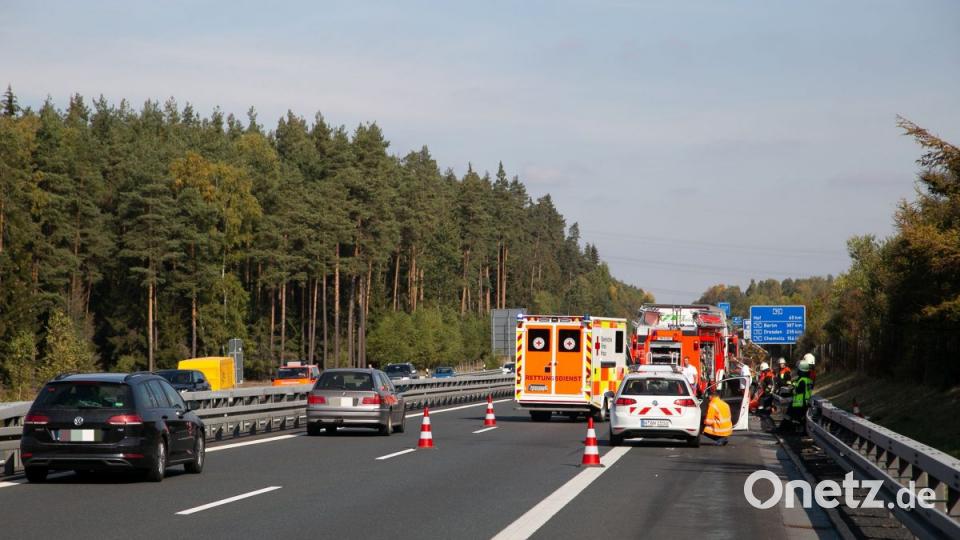 LKW kracht in Baustellenfahrzeug Bild: rw