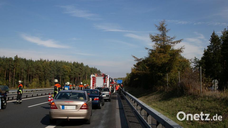 LKW kracht in Baustellenfahrzeug Bild: rw