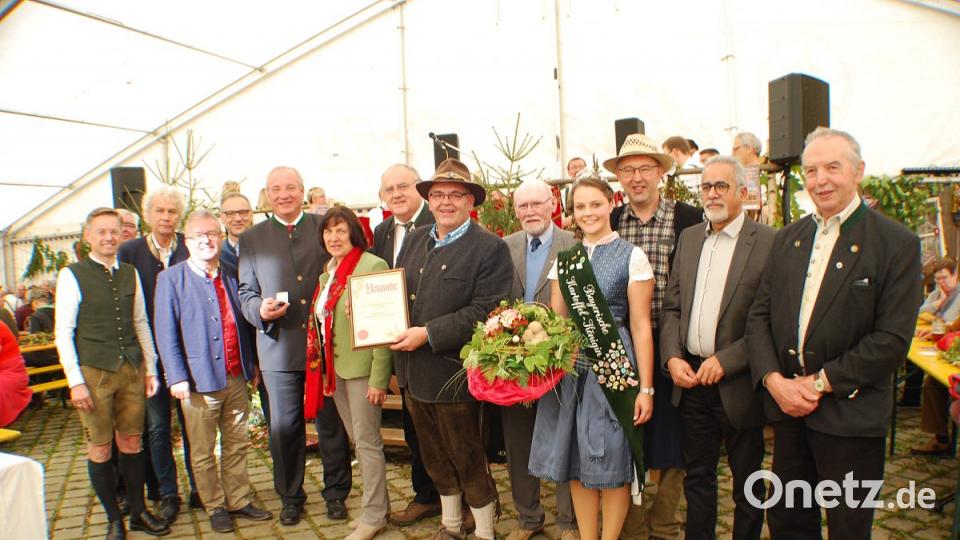 Ehrengäste der Feierstunde waren MdL Tobias Reiß, Werkleiter Gerhard Geiger, Landrat Wolfgang Lippert, Bezirksrat Toni Dutz, Bürgermeister Bernd Sommer (Waldsassen), Bezirkstagspräsident Franz Löffler mit Ehefrau, Bezirkstagsvizepräsident Lothar Höher, Bürgermeister Klaus Meyer, Träger der Ehrenmedaille Fritz Scharnagl, Kartoffelkönigin Ramona I., Alfons Schnurrer (Vors. FVV), Dr. Omparkash Raj und Träger der Ehrenmedaille Josef Rosner (von links). Bild: enz