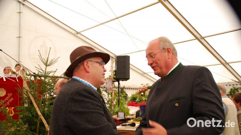 Bezirkstagspräsident Franz Löffler (rechts) wurde durch Bürgermeister Klaus Meyer die Ehrenmedaille des Marktes Neualbenreuth überreicht. Bild: enz