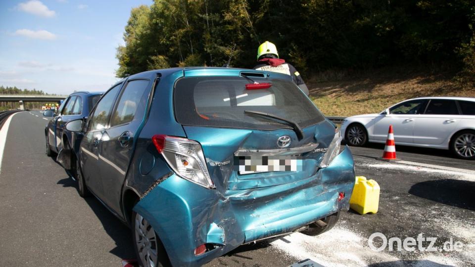 LKW kracht in Baustellenfahrzeug Bild: rw