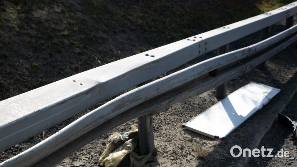 LKW kracht in Baustellenfahrzeug Bild: rw