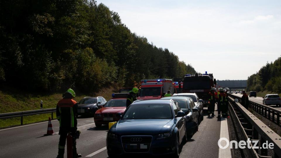 LKW kracht in Baustellenfahrzeug Bild: rw