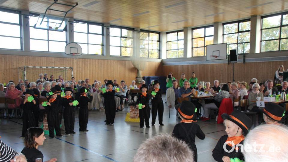 Die kleinen „Schornsteinfeger aus Eger“ tanzten sich als „Glücksbringer“ in die Herzen der Senioren. Bild: frd