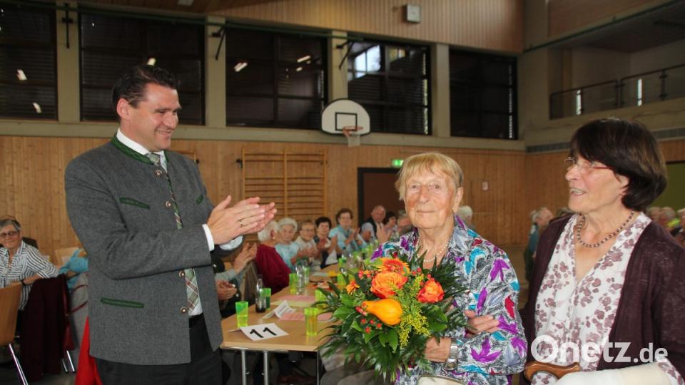 Für Landrat Thomas Ebeling war es eine sichtbare Freude, dass er der ältesten Teilnehmerin, der 96-jährigen Laura Bodensteiner aus Schönsee, mit einem Blumenstrauß für ihr Kommen danken durfte. Bild: frd