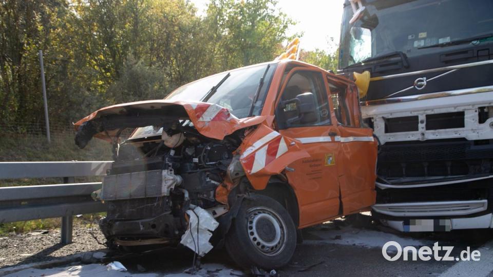 LKW kracht in Baustellenfahrzeug Bild: rw