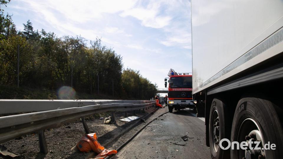 LKW kracht in Baustellenfahrzeug Bild: rw