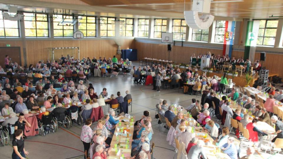 Die Oberviechtacher Mehrzweckhalle war beim 88. Seniorennachmittag des Landkreises bis auf den letzten Platz gefüllt. Bild: frd