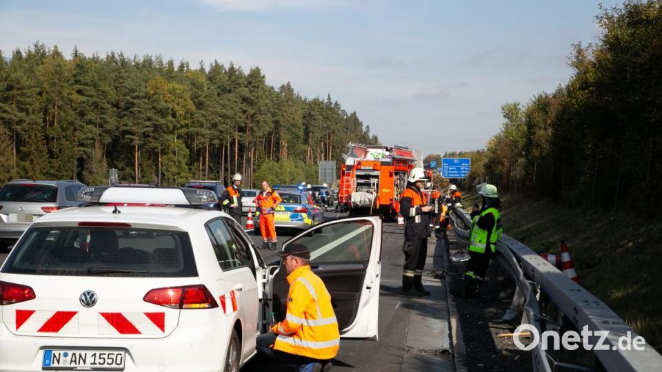 LKW kracht in Baustellenfahrzeug Bild: rw