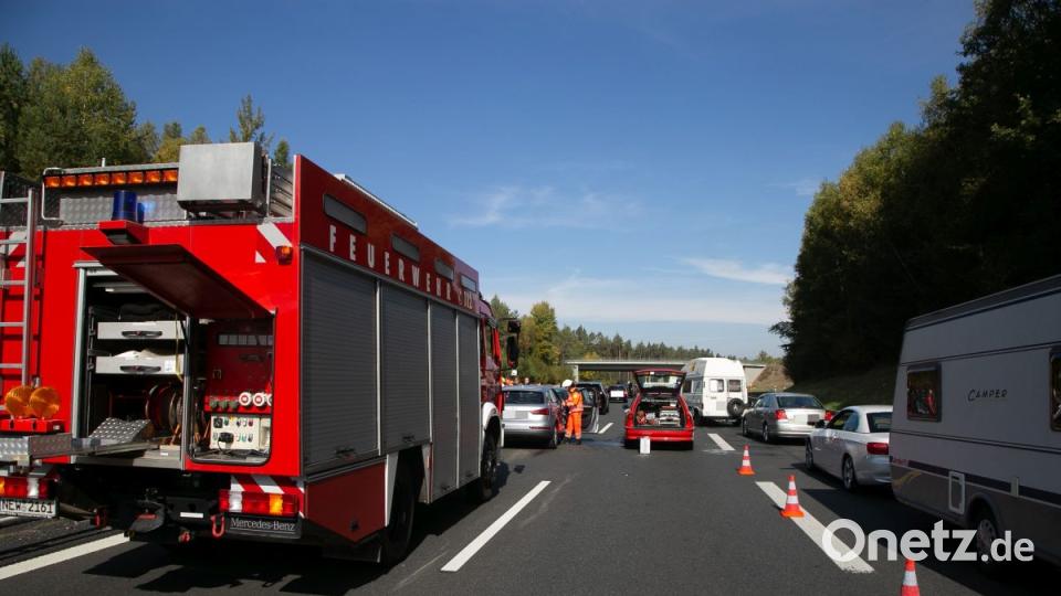 LKW kracht in Baustellenfahrzeug Bild: rw