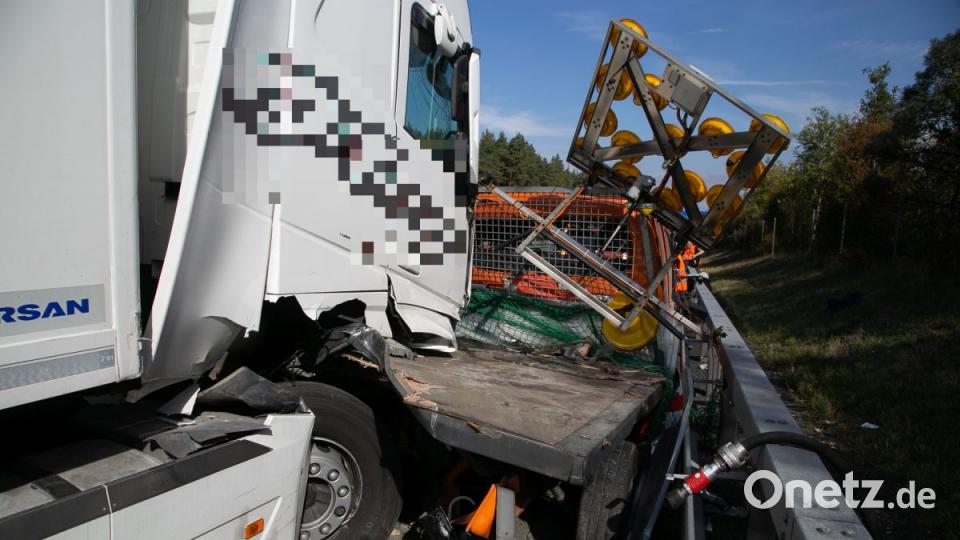 LKW kracht in Baustellenfahrzeug Bild: rw