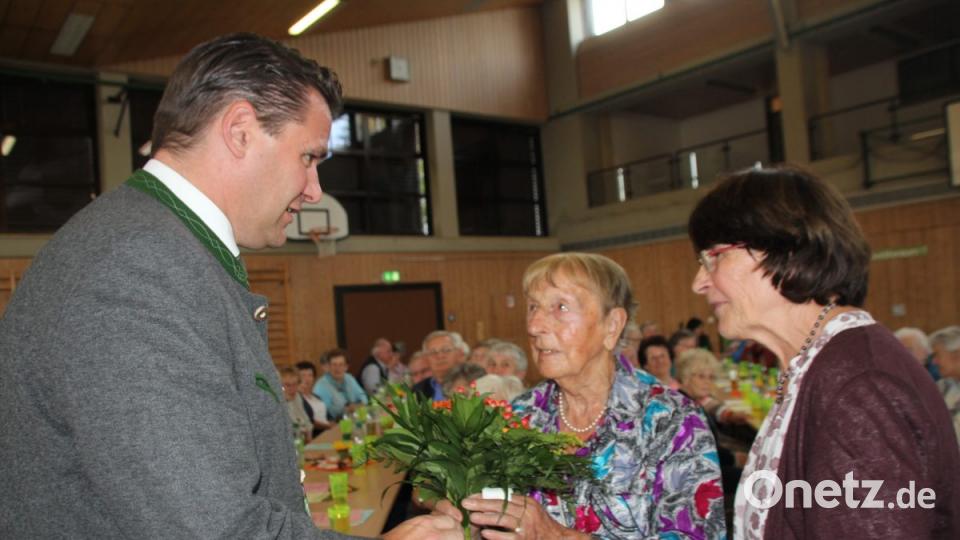 Für Landrat Thomas Ebeling war es eine sichtbare Freude, dass er der ältesten Teilnehmerin, der 96-jährigen Laura Bodensteiner aus Schönsee, mit einem Blumenstrauß für ihr Kommen danken durfte. Bild: frd