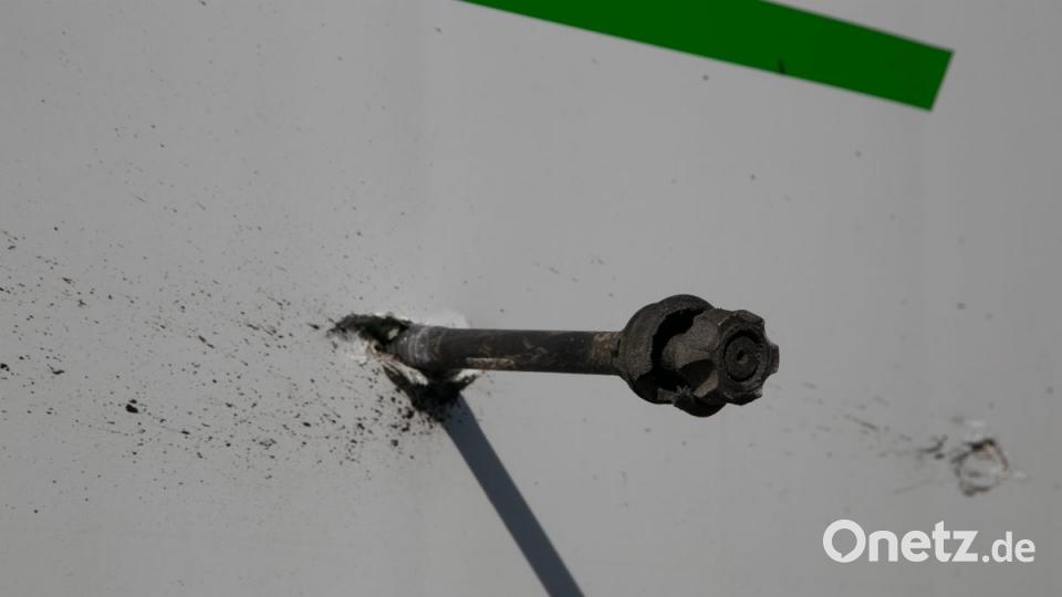 LKW kracht in Baustellenfahrzeug Bild: rw