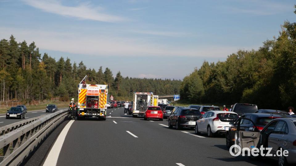 LKW kracht in Baustellenfahrzeug Bild: rw