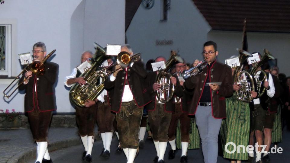 Die Blaskapelle Falkenberg führt den Festzug an. Bild: ubb