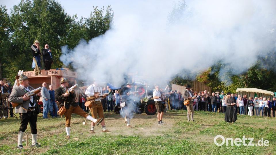 Die Böllerschützen des Schützenvereins Ringelstein Ottengrün eröffneten das Kartoffelfest. Bild: enz