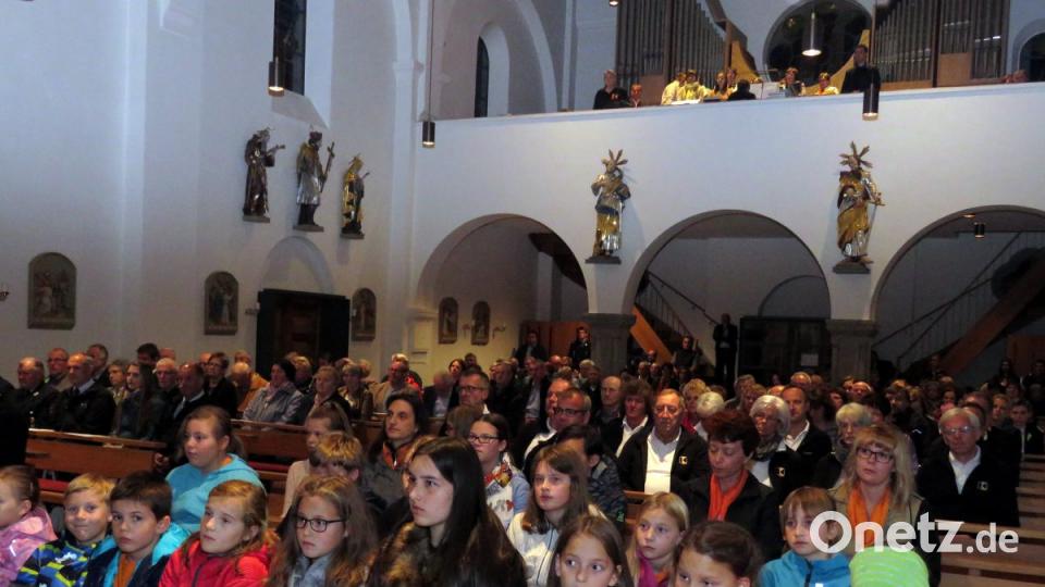 Viele Gläubige aus Falkenberg und dem Landkreis nehmen an dem Festgottesdienst teil. Bild: ubb