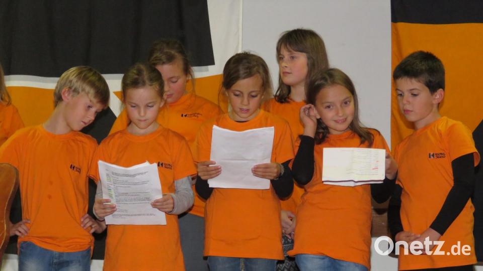 Die &quot;Kolping-Kids&quot; interpretieren das &quot;Vater unser&quot; auf ihre Weise. Dabei kommt der Humor nicht zu kurz. Bild: ubb