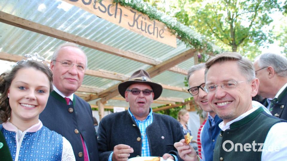 Die Bayerische Kartoffelkönigin, Bezirkstagspräsident Franz Löffler, Bürgermeister Klaus Meyer, Bürgermeister Bernd Sommer und MdL Tobias Reiß bei der Dotsch-Probe. Bild: enz
