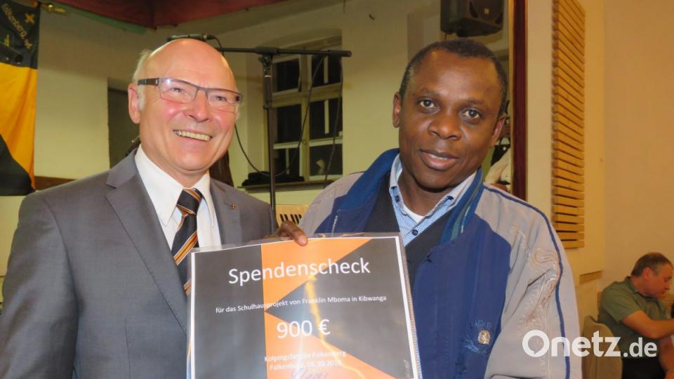 Karl Schreier überreicht Pfarrvikar Franklin Mboma (von links) einen Scheck in Höhe von 900 Euro. Bild: ubb