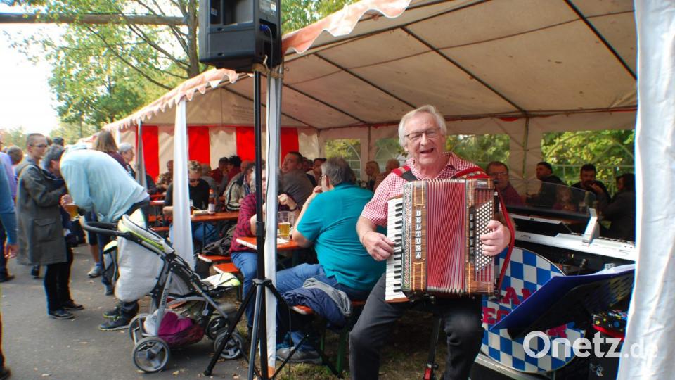 Franz Becker unterhielt die Gäste. Bild: enz