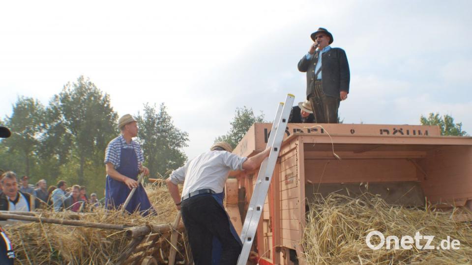 Auch eine alte Dreschmaschine wurde vorgeführt. Bild: enz