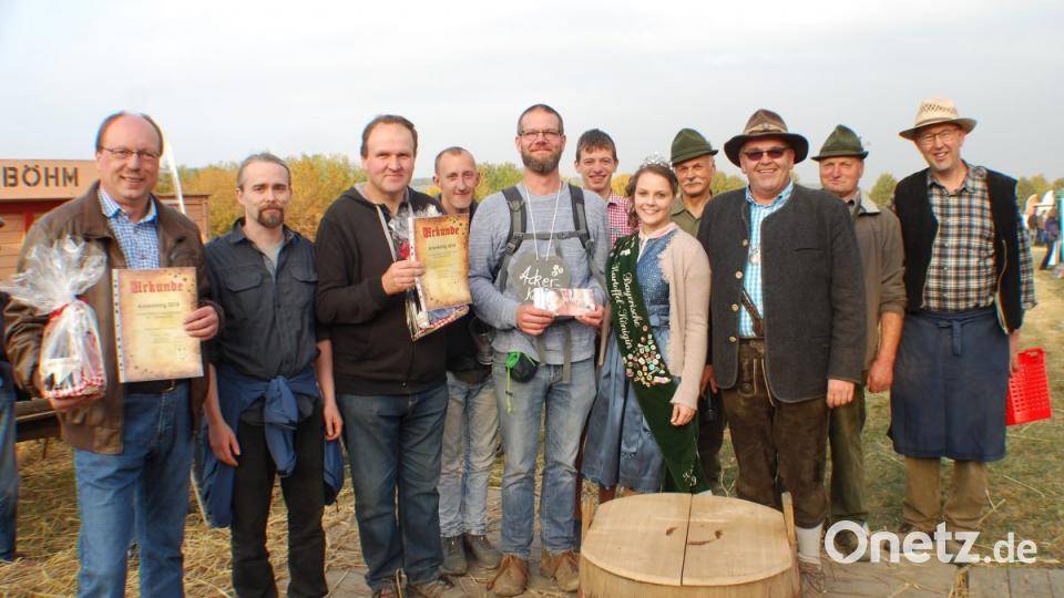 Ackerkönig Christoph Köly (Mitte) mit dem Vizekönig Reinhard Thiel (links), dem Drittplatzierten Hans-Jürgen Schmid (Dritter von links) sowie den anderen Teilnehmern und der Jury bei der Preisverleihung. Bild: enz