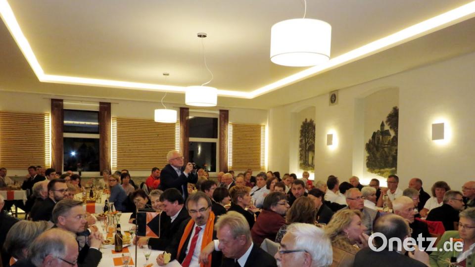 130 Gäste feiern gemeinsam mit der Kolpingfamilie Falkenberg das große Jubiläum mit. Bild: ubb