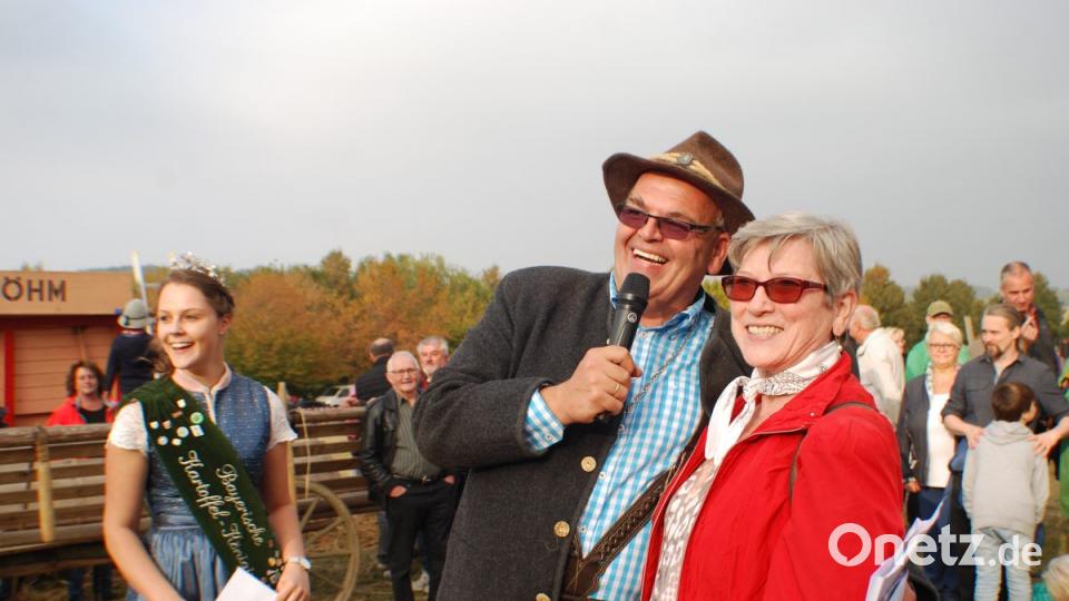Die Gewinnerin der Tombola, Elisabeth Geisel (rechts), freute sich über den gewonnenen Hubschrauberflug. Bild: enz