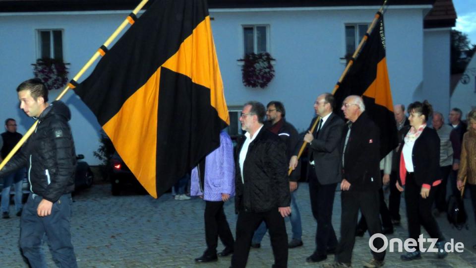 Zahlreiche Fahnenabordnungen der Falkenberger Vereine und der Kolpingsfamilien im Landkreis nehmen am Fest teil. Bild: ubb
