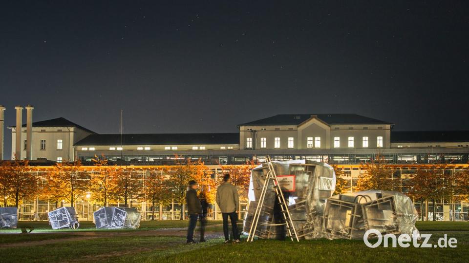 Protestaktion gegen AfD-Versammlung: Amberger Künstler verhüllen in der Nacht zum Donnerstag zehn Kunstwerke in der Stadt. Bild: exb/ Amberger Künstlerkollektiv