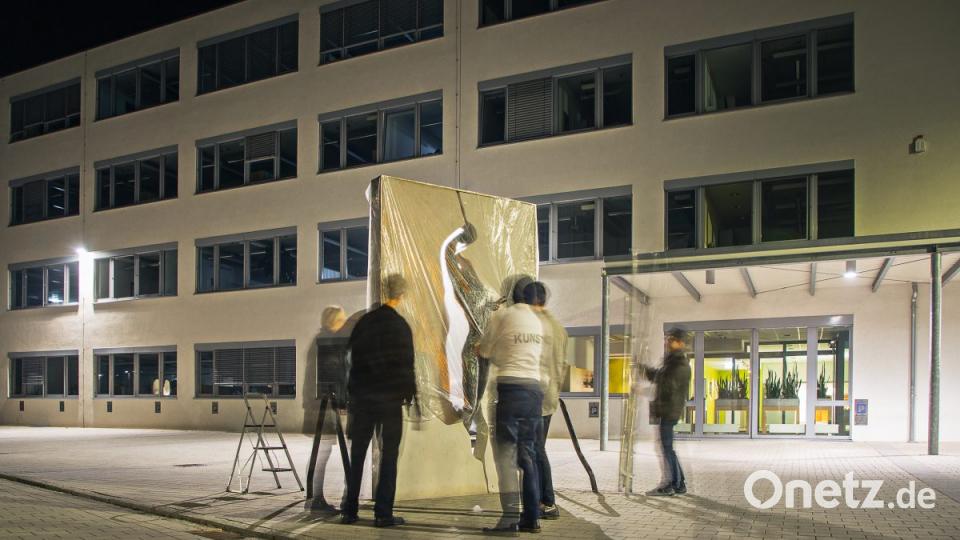 Protestaktion gegen AfD-Versammlung: Amberger Künstler verhüllen in der Nacht zum Donnerstag zehn Kunstwerke in der Stadt. Bild: exb/ Amberger Künstlerkollektiv