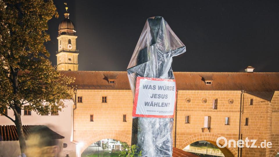 Protestaktion gegen AfD-Versammlung: Amberger Künstler verhüllen in der Nacht zum Donnerstag zehn Kunstwerke in der Stadt. Bild: exb/ Amberger Künstlerkollektiv