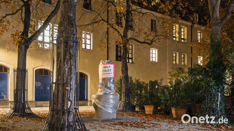 Protestaktion gegen AfD-Versammlung: Amberger Künstler verhüllen in der Nacht zum Donnerstag zehn Kunstwerke in der Stadt. Bild: exb/ Amberger Künstlerkollektiv