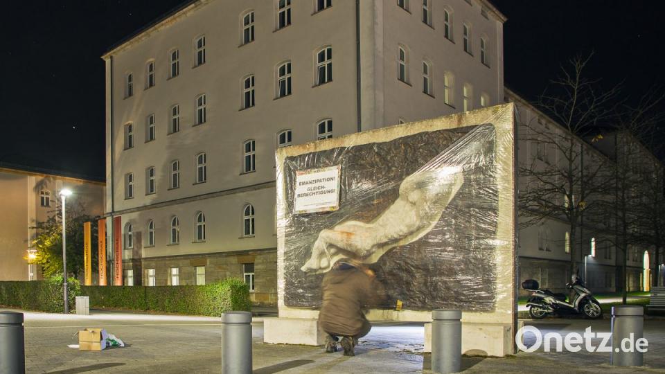 Protestaktion gegen AfD-Versammlung: Amberger Künstler verhüllen in der Nacht zum Donnerstag zehn Kunstwerke in der Stadt. Bild: exb/ Amberger Künstlerkollektiv