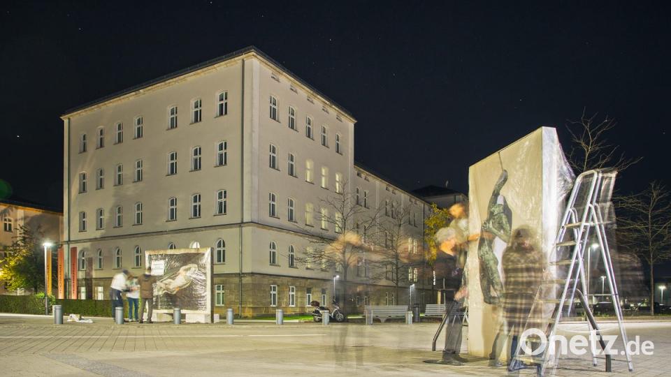 Protestaktion gegen AfD-Versammlung: Amberger Künstler verhüllen in der Nacht zum Donnerstag zehn Kunstwerke in der Stadt. Bild: exb/ Amberger Künstlerkollektiv