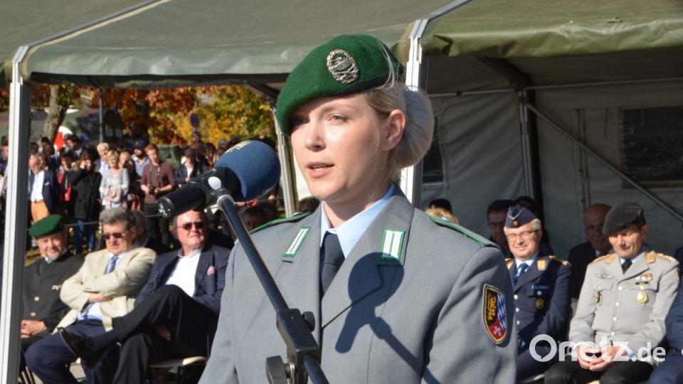 Mit allen militärischen Ehren legten 186 Rekruten am Mittwochnachmittag ihren Eid auf die Bundesrepublik Deutschland ab. Stellvertretend für alle Rekruten sprach Panzergrenadier Jennifer Mlodzian. Bild: dob