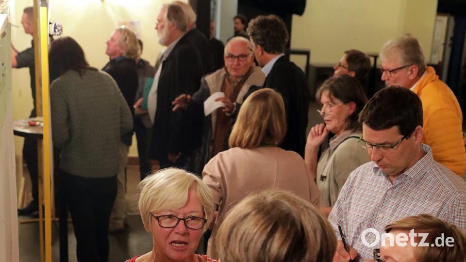 So soll es aussehen in der ISEK-Planungswerkstatt: Es gibt Diskussionen und schriftlich festgehaltene Ideen. Bild: Wolfgang Steinbacher