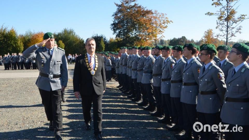 Mit allen militärischen Ehren legten 186 Rekruten am Mittwochnachmittag ihren Eid auf die Bundesrepublik Deutschland ab. Bild: dob