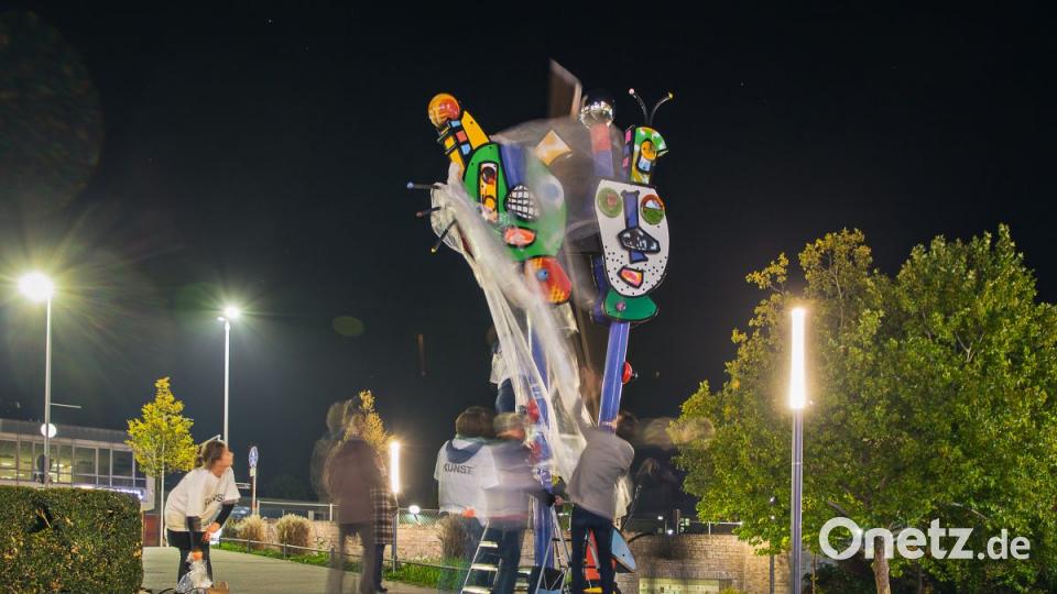Protestaktion gegen AfD-Versammlung: Amberger Künstler verhüllen in der Nacht zum Donnerstag zehn Kunstwerke in der Stadt. Bild: exb/ Amberger Künstlerkollektiv