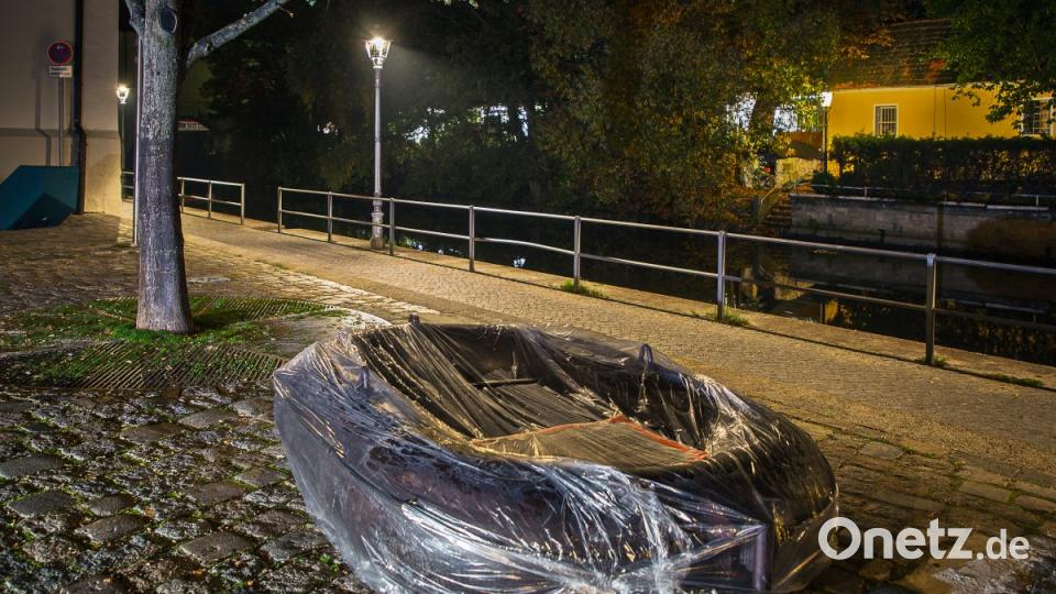 Protestaktion gegen AfD-Versammlung: Amberger Künstler verhüllen in der Nacht zum Donnerstag zehn Kunstwerke in der Stadt. Bild: exb/ Amberger Künstlerkollektiv