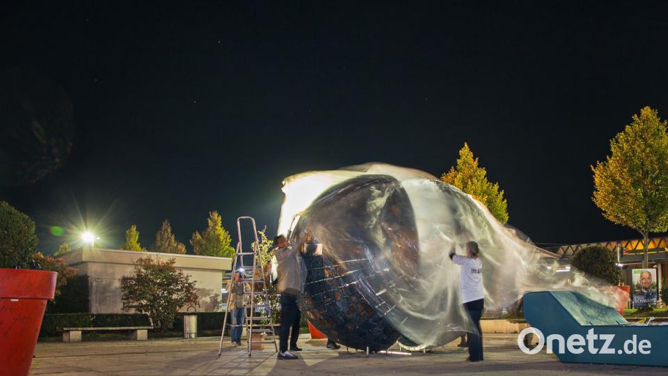 Protestaktion gegen AfD-Versammlung: Amberger Künstler verhüllen in der Nacht zum Donnerstag zehn Kunstwerke in der Stadt. Bild: exb/ Amberger Künstlerkollektiv