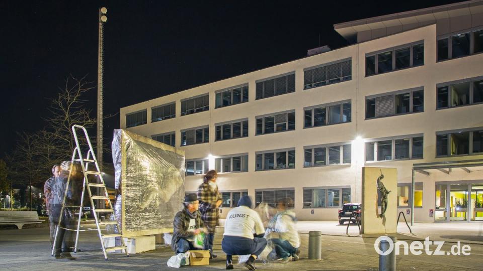 Protestaktion gegen AfD-Versammlung: Amberger Künstler verhüllen in der Nacht zum Donnerstag zehn Kunstwerke in der Stadt. Bild: exb/ Amberger Künstlerkollektiv