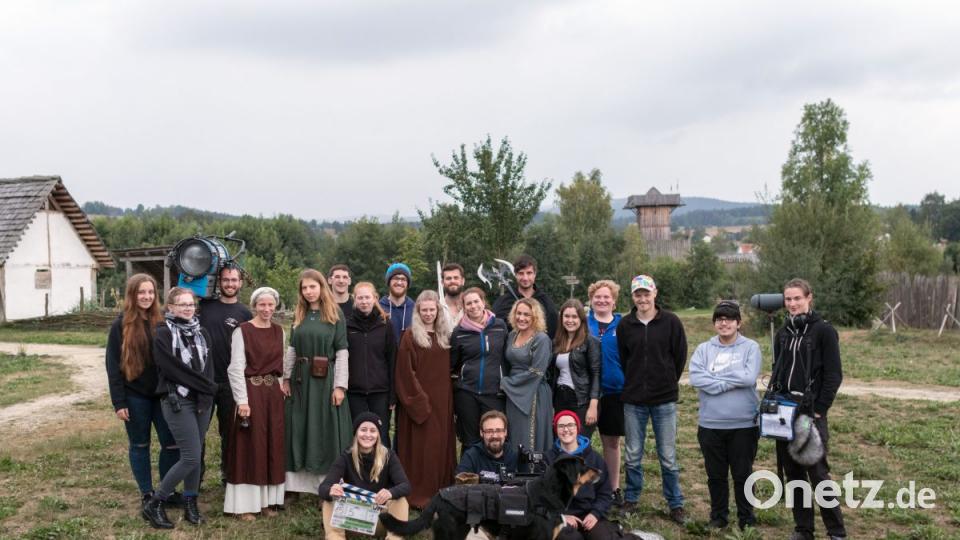 Auch wenn das Wetter nicht perfekt ist und so manches Störgeräusch die Aufnahmen erschwert, der Geschichtspark Bärnau bietet dem Filmteam ein glaubhaftes Mittelalterambiente. Bild: dtr