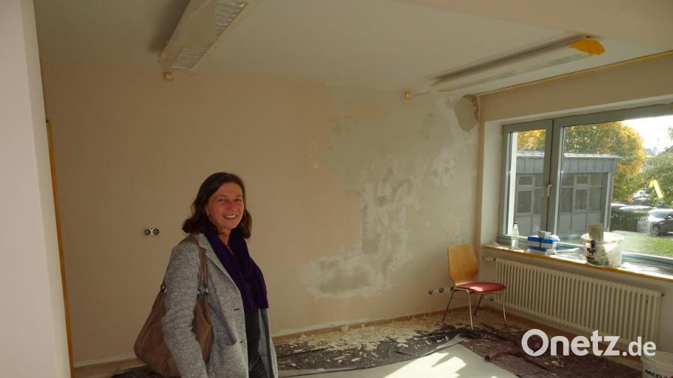 Im neuen Büro von VHS-Leiterin Angelika Schraml ist noch einiges zu tun. Rechts im Hintergrund ist der Anbau zu sehen. Dort befinden sich die zwei neuen Kursräume. Bild: rti