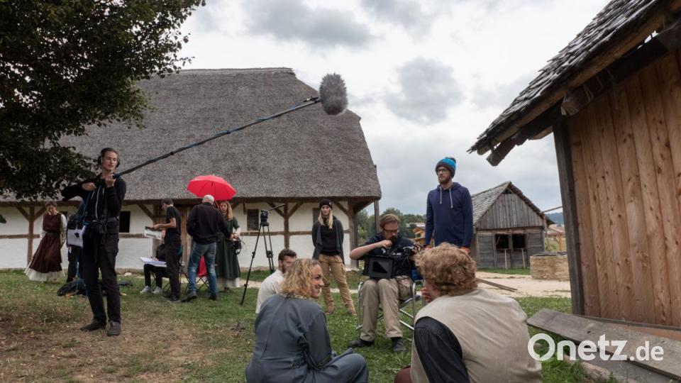 Beim Drehtag im Geschichtspark Bärnau zeigt sich: Das junge Team vom Darsteller bis zum Kameramann ist gut gelaunt, hoch motiviert und arbeitet äußerst konzentriert. Bild: dtr