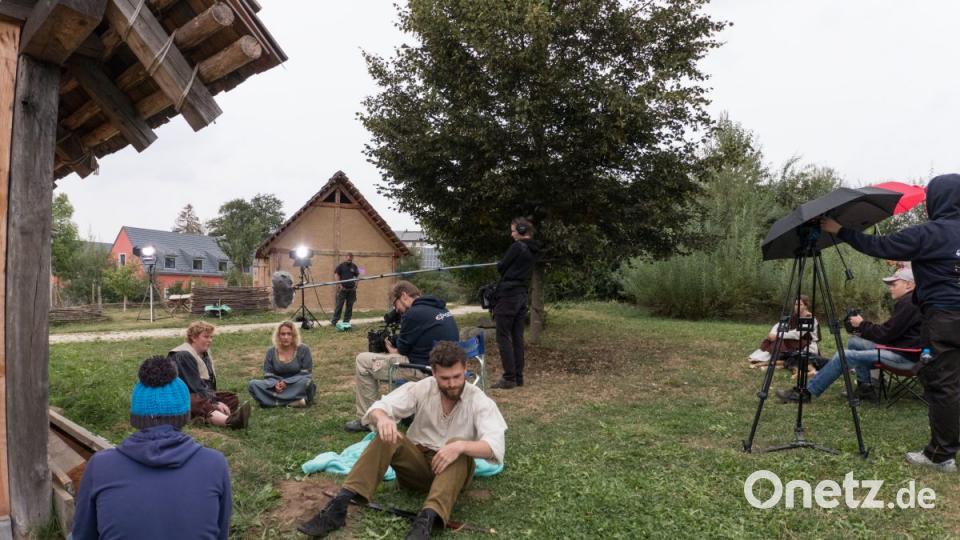 Beim Drehtag im Geschichtspark Bärnau zeigt sich: Das junge Team vom Darsteller bis zum Kameramann ist gut gelaunt, hoch motiviert und arbeitet äußerst konzentriert. Bild: dtr