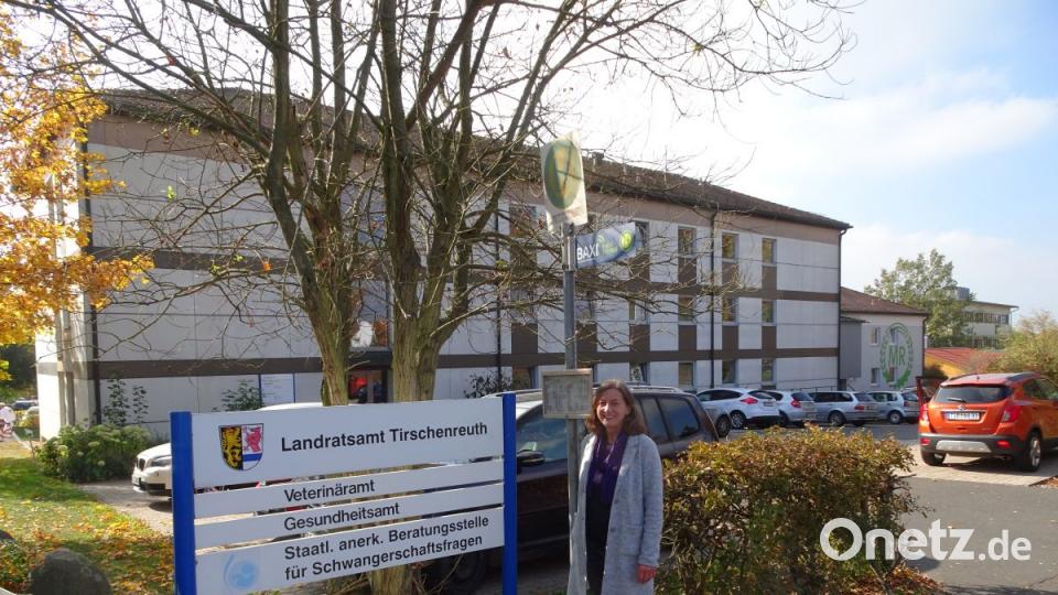 VHS-Leiterin Angelika Schraml steht vor dem Haus, in der die Volkshochschule ab November untergebracht ist. Ein Hinweisschild wird auch noch angebracht. Bild: rti