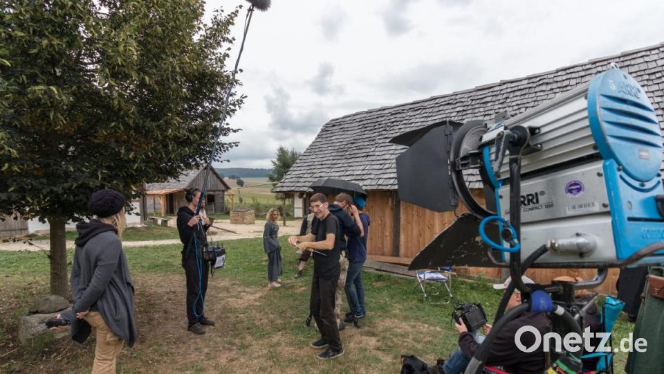 Beim Drehtag im Geschichtspark Bärnau zeigt sich: Das junge Team vom Darsteller bis zum Kameramann ist gut gelaunt, hoch motiviert und arbeitet äußerst konzentriert. Bild: dtr